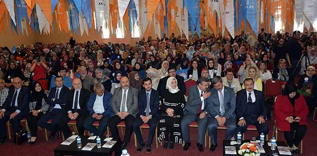 AK Parti Kadın Kolları Başkanı Ertürk güven tazeledi