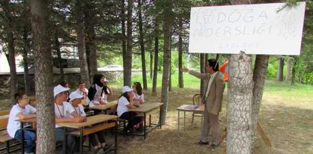 Bahçede ders işliyor, kümeste tavuk ve ördek yetiştiriyorlar