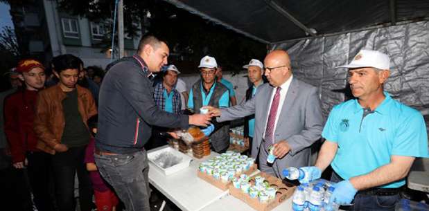 Başkan Çoban ilk orucunu iftar çadırında açtı