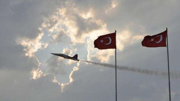 Türk Yıldızları'ndan nefes kesen gösteri