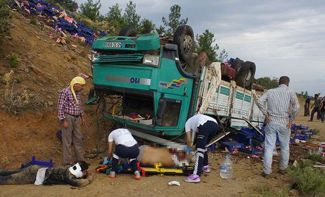 Tarım işçilerini taşıyan kamyon uçuruma yuvarlandı: 1 ölü, 6 yaralı