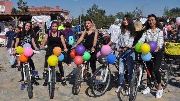 Afyonkarahisar'da süslü kadınlar pedal çevirdi