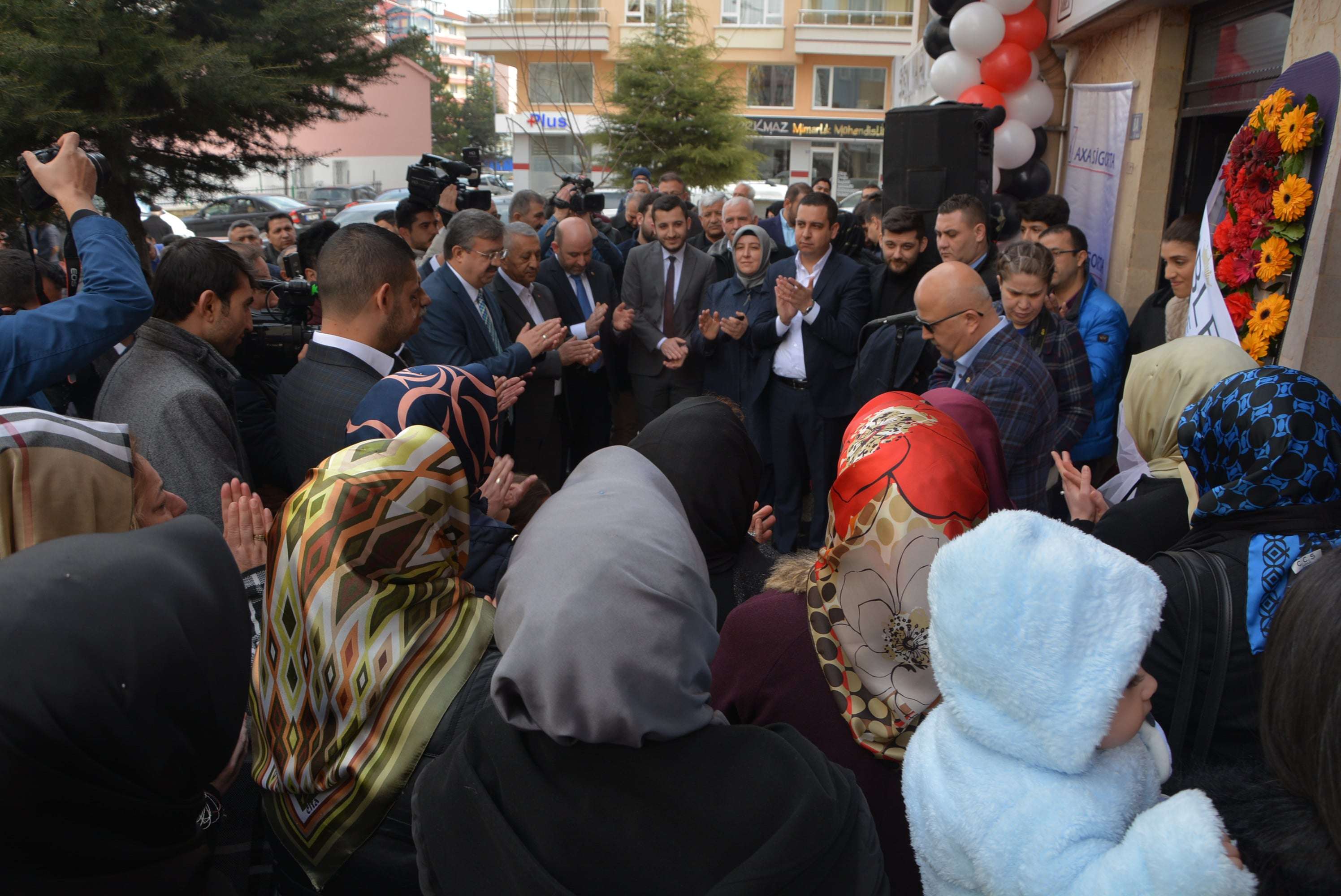 Başkan Sezen, Gençlik Kolları Başkanı Karahan’ın işyeri açılışına katıldı