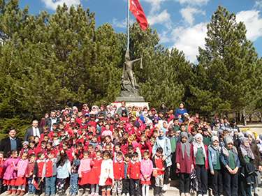 Minikler, 18 Mart Şehitlerini, Büyük Taarruz'un başladığı Kocatepe'de kutladı﻿