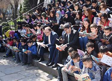 “81 İlde Kitap Okuyoruz” Projesi Kapsamında Vali Tutulmaz ve Öğrenciler Anıtpark’ta Kitap Okudu