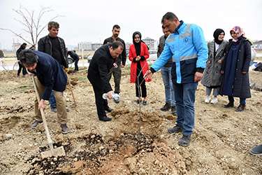 SOSYOLOJİ ÖĞRENCİLERİ 600 FİDANI TOPRAKLA BULUŞTURDU