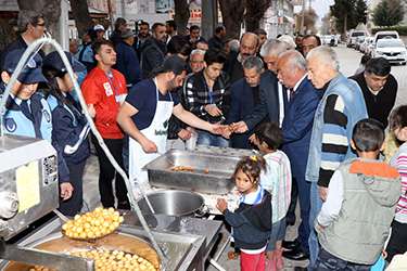 Başkan Sarı, Başbuğ Alparslan Türkeş için lokma döktürdü