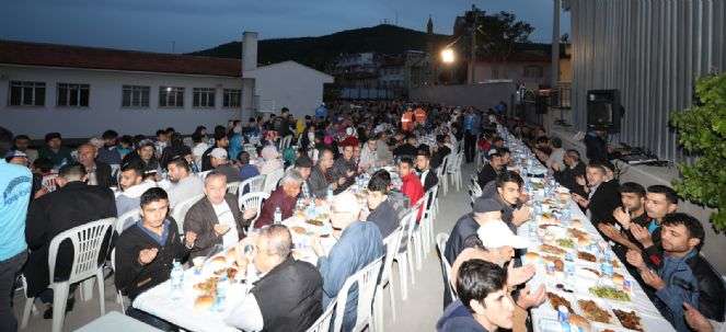 BELEDİYE İFTAR SOFRASINI BURMALI’DA KURDU