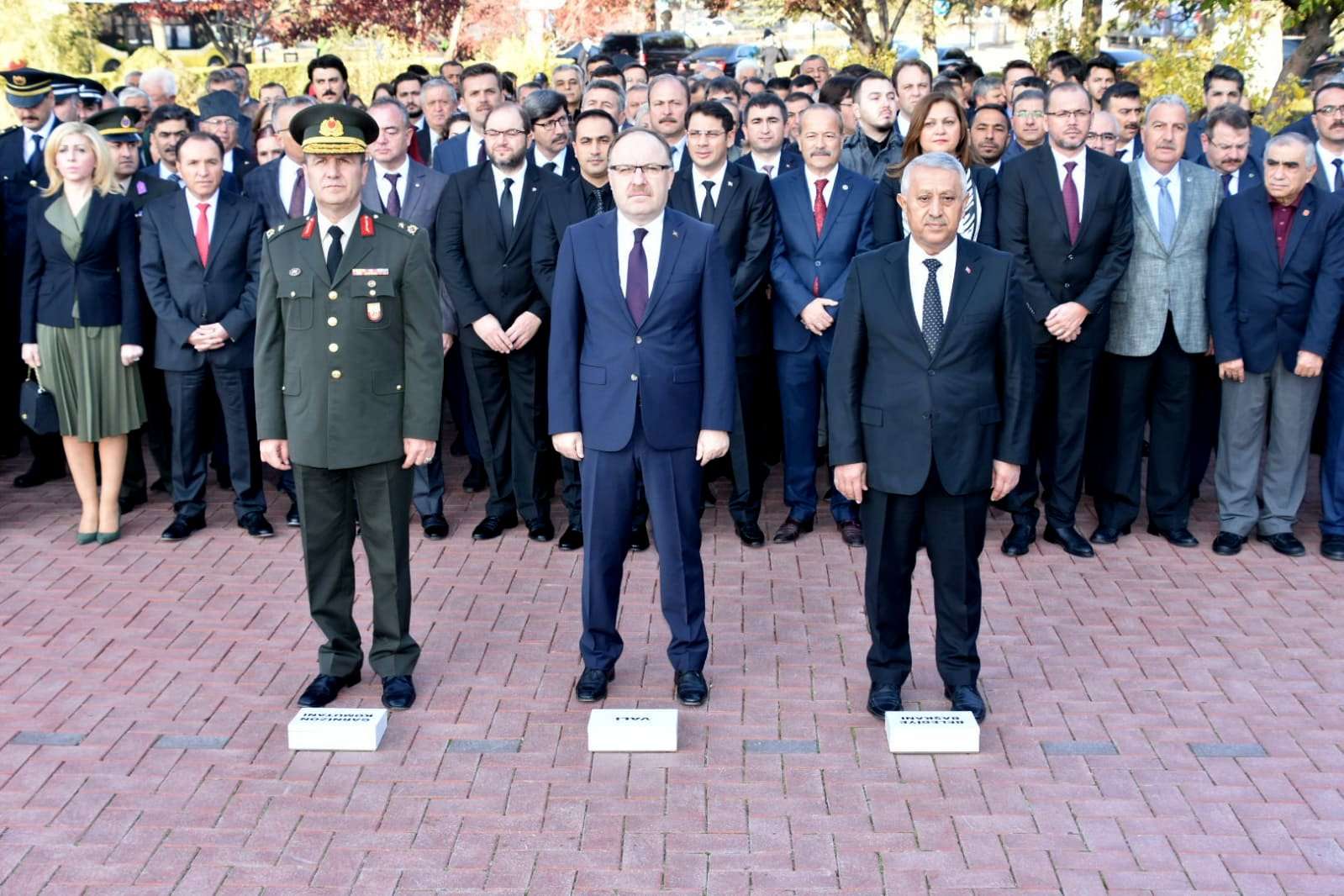 10 Kasım Atatürk’ü Anma Günü Dolayısıyla Atatürk Anıtı’na Çelenkler Sunuldu