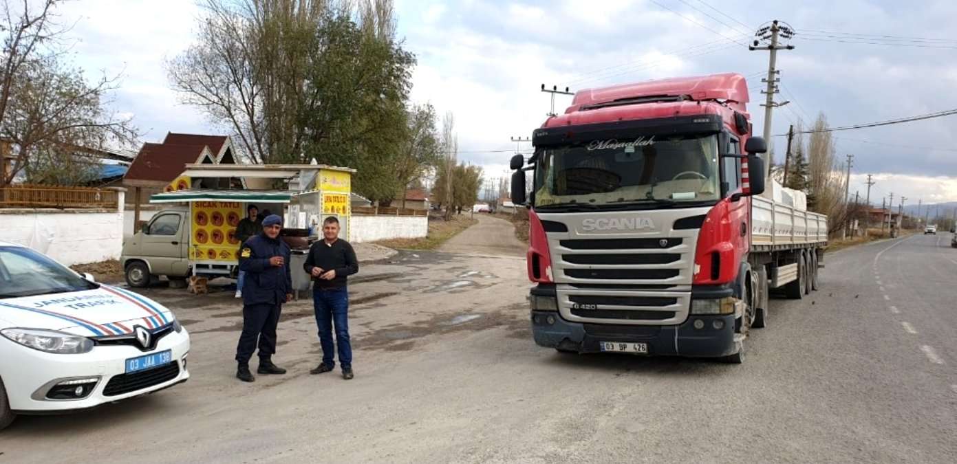 Jandarmadan kamyon şoförlerine bilgilendirme ve sıcak çay ikramı