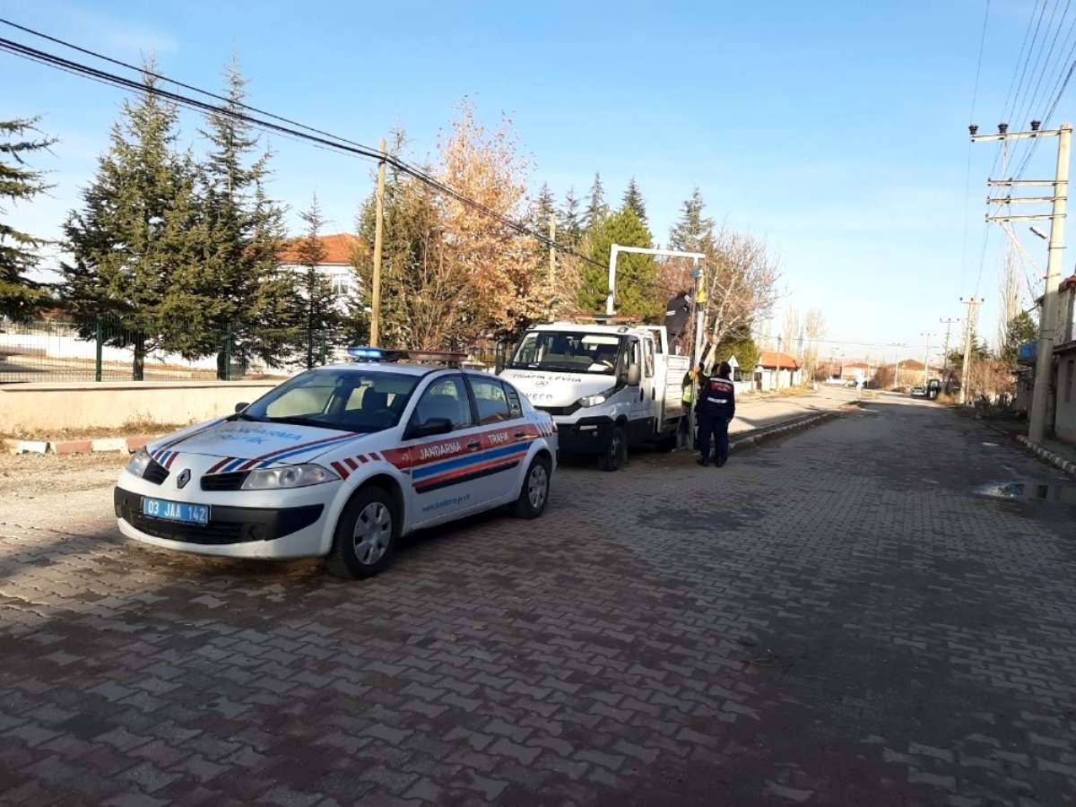 Köy okul yolu istikametlerindeki eskiyen trafik işaret levhaları değiştiridi