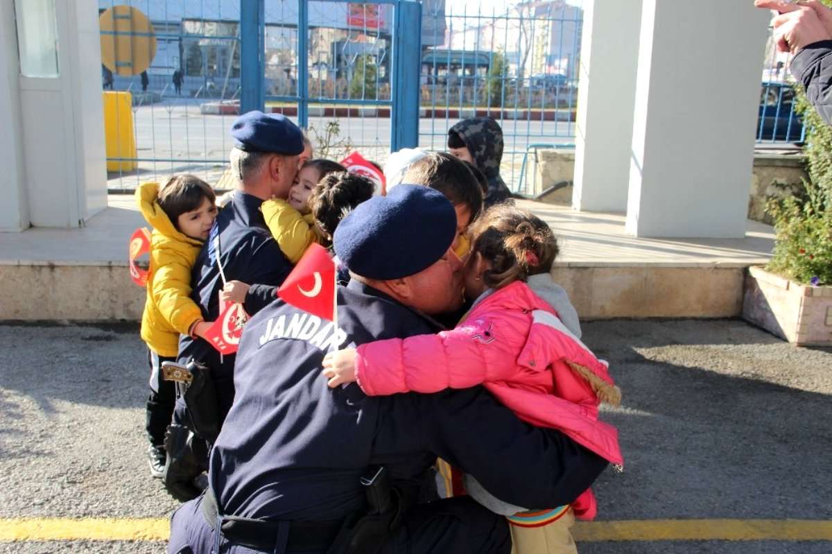 Ellerinde Türk bayraklarıyla jandarmaya koştular