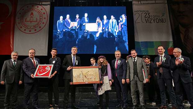 Engelsiz Eğitim'in özel öğrencileri Bursa'da 'Sanata Engel Yok' dedi