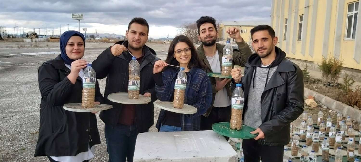 Gönüllü gençler besin bulmada zorluk yaşayan kuşlar için yem dağıttı