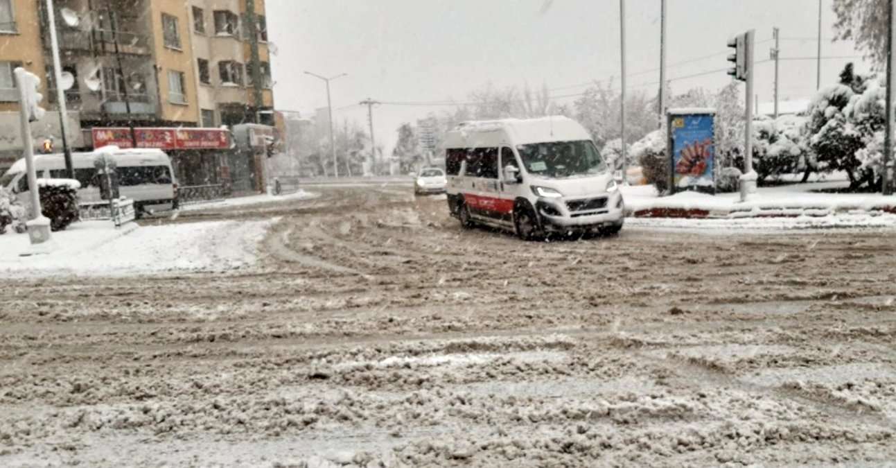 Afyonkarahisar da kar kalınlığı 20 santimetreyi buldu