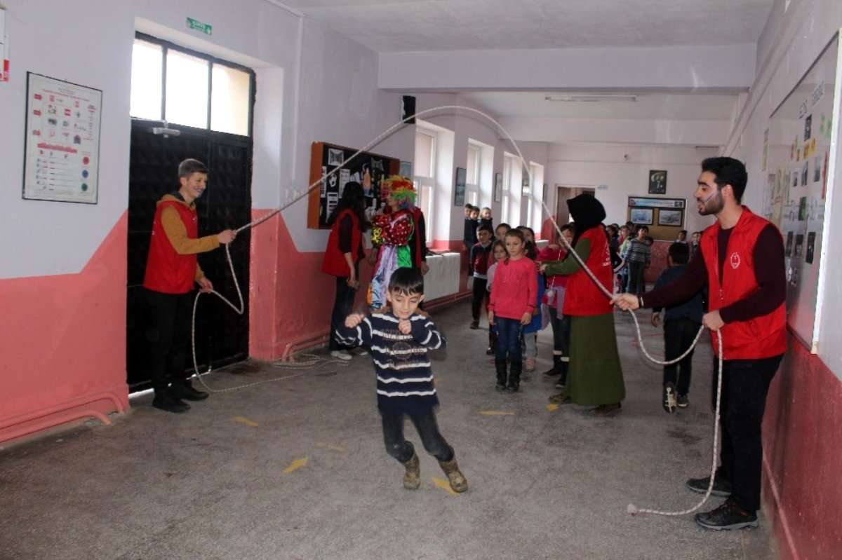 Gençler köy okulundaki öğrencileri sevindirdi