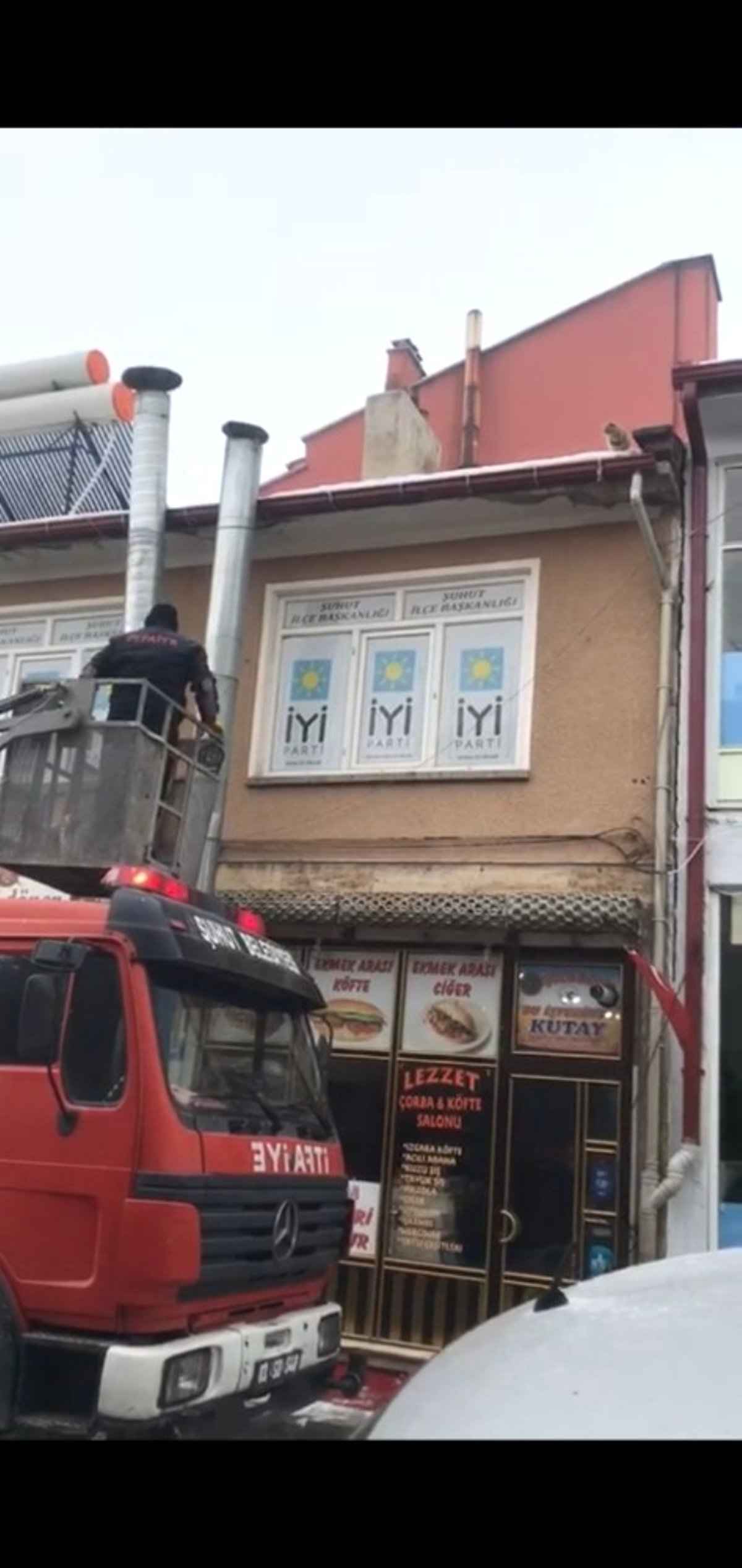 Çatıda mahsur kalan kedinin imdadına itfaiye ekipleri yetişti