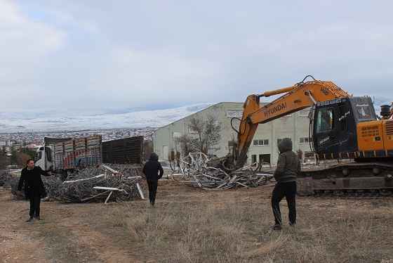 Emirdağ Belediyesi metruk binaları yıkıyor