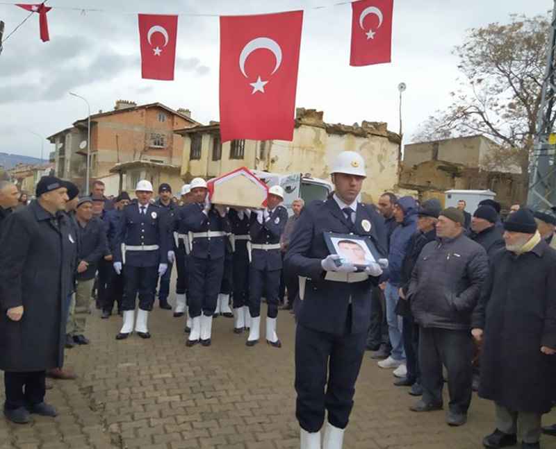 Hastalığa yenik düşen polis, toprağa verildi