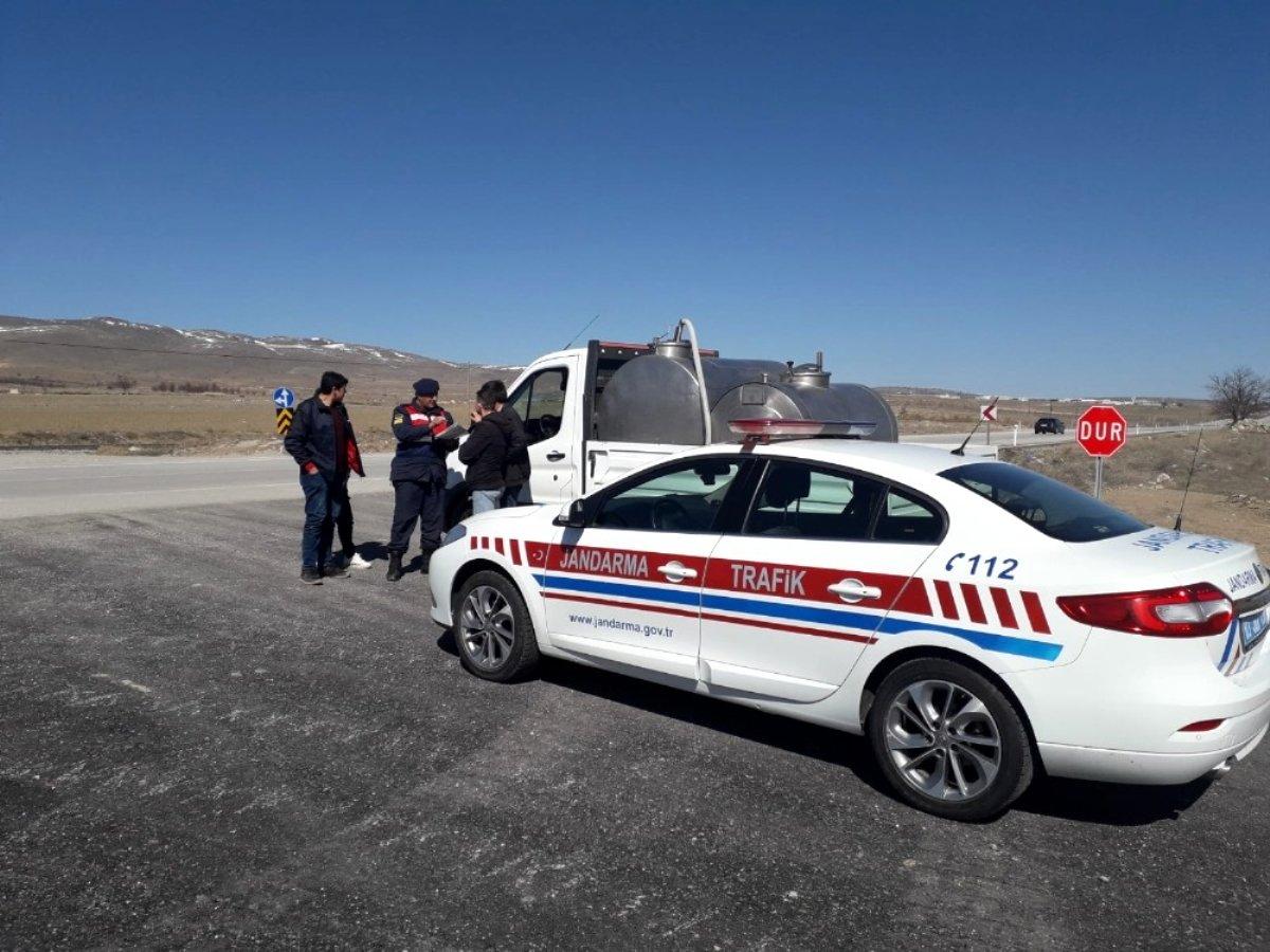 Şuhut'ta jandarma trafik ekipleri sürücüleri trafik kuralları ile ilgili bilgilendirdi