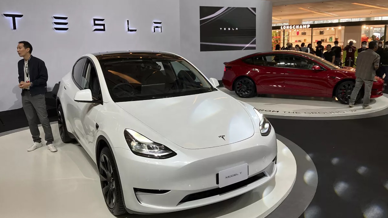 Tesla'ya büyük şok: 2,4 milyon Tesla aracı için inceleme başlattıldı