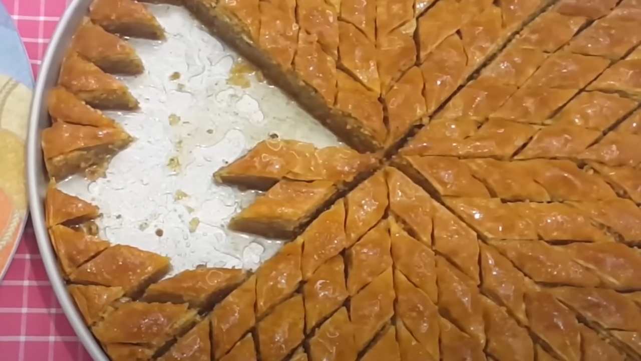 El açması ev baklavası tarifi: Baklava malzemeleri nelerdir şerbeti sıcak mı, soğuk mu dökülür?