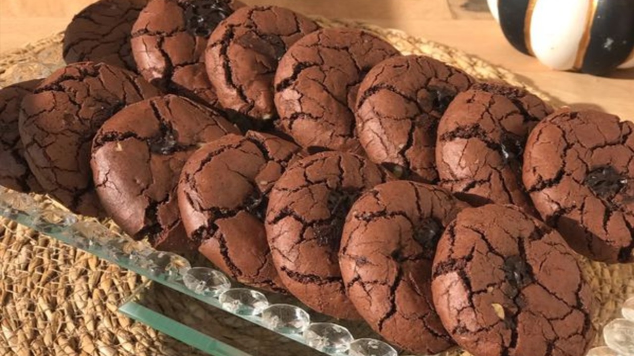 Çikolatalı Brownie Kurabiye enfes tarifi: Çikolatalı Brownie Kurabiye malzemeleri nelerdir?