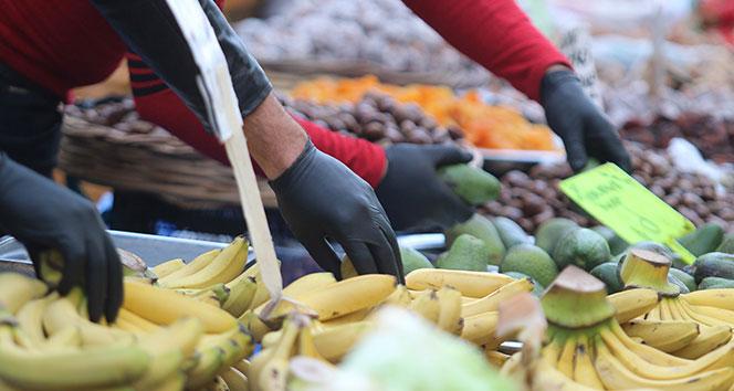 Nakit para ile alışverişin merkezi semt pazarlarında ensaftan eldivenli koruma