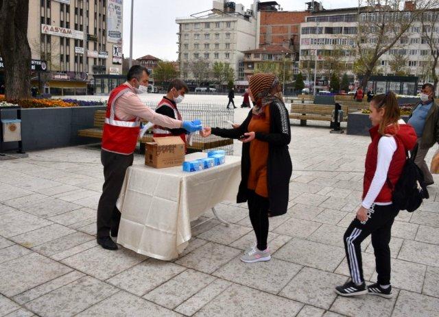 Afyonkarahisar'da 200 bin maske dağıtıldı