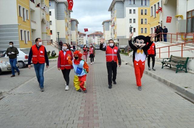 Türk Kızılay Afyonkarahisar Şubesinden evlerinden çıkamayan çocuklar için  müzikli eğlence