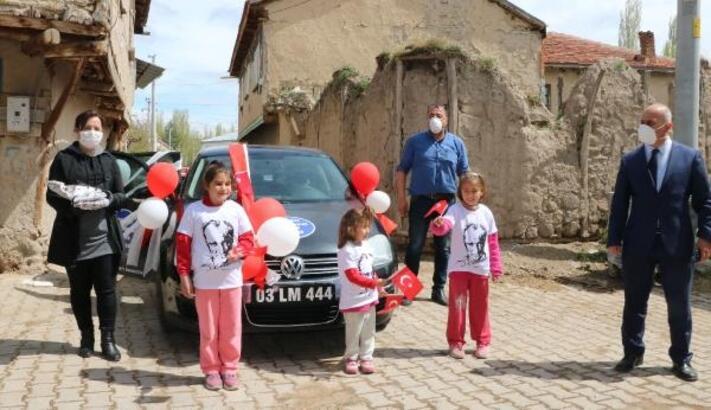 Mahalle ve köylerdeki çocuklara hediye dağıttılar