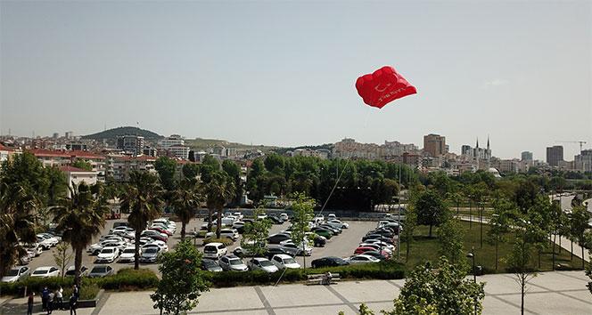 Türk bayrak motifli uçurtma ile 19 Mayıs kutlaması havadan görüntülendi