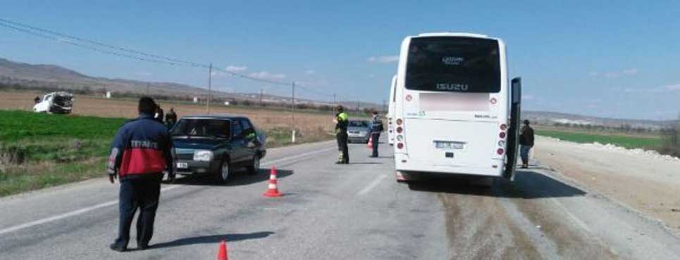 Afyonkarahisar’da otobüsle kamyonet çarpıştı: 19 yaralı