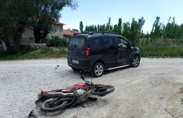 Şuhut'ta motosiklet ile otomobil çarpıştı: 1 yaralı