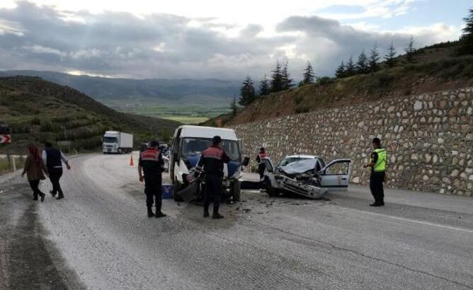 Tarım işçilerini taşıyan minibüsle otomobil çarpıştı: 2 ölü, 8 yaralı