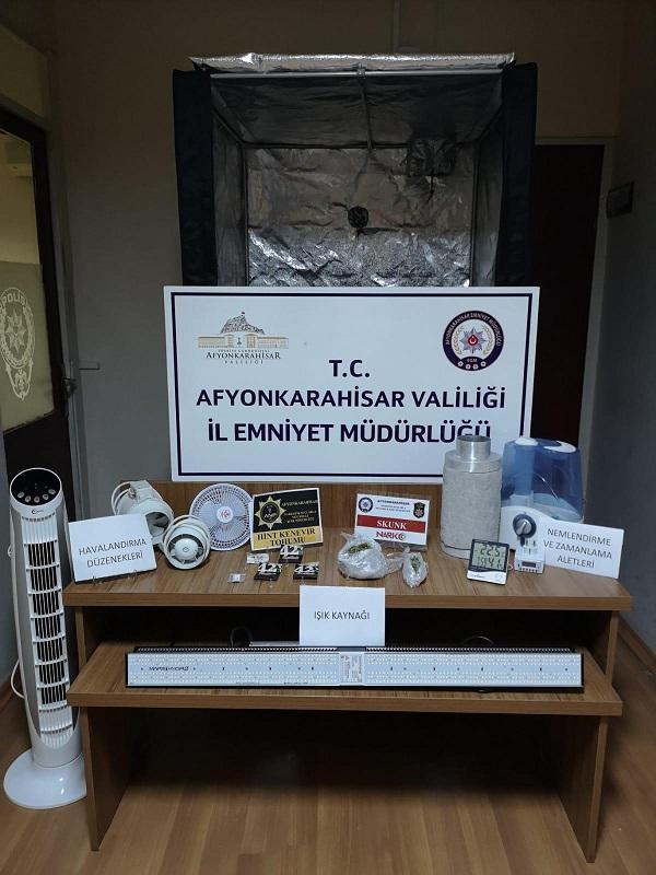 Uyuşturucu tacirleri Afyon'da yakalandı