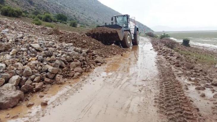 Heyelan nedeniyle kapanan yol açıldı