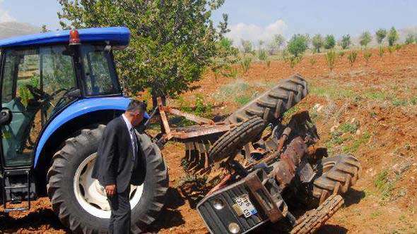 Devrilen traktörün altında kaldı