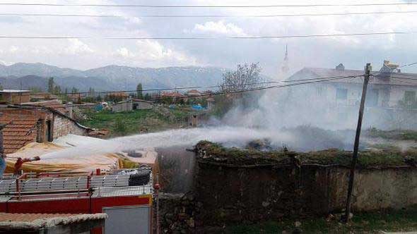 Afyonkarahisar'da yangın evsiz bıraktı