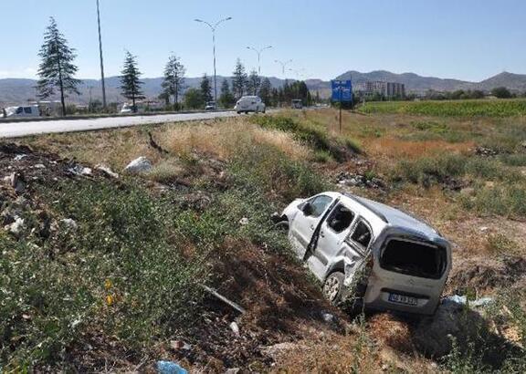 Araç şarampolde savruldu: 2 yaralı