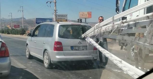 Kırmızı ışıkta duran otomobilin arka camından pvc malzemeleri girdi