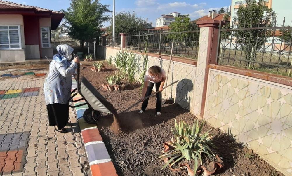 Kadın öğretmenlerden örnek davranış