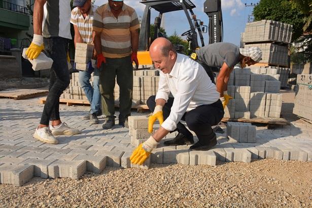 Başkan Bozkurt Kolları Sıvadı Parke Taşı Döşedi