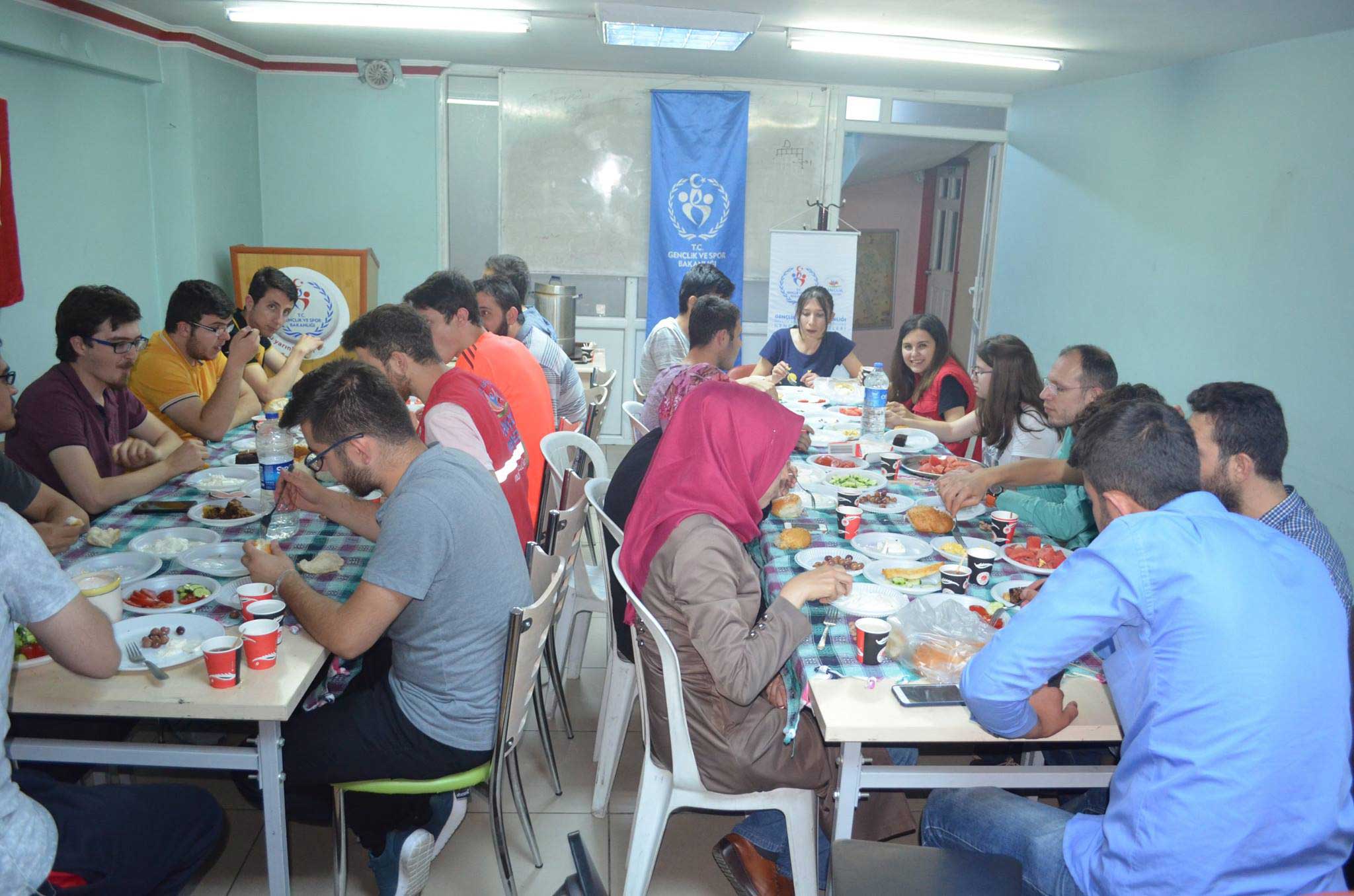 Afyonkarahisar Gençlik Merkezi sahur programı düzenledi