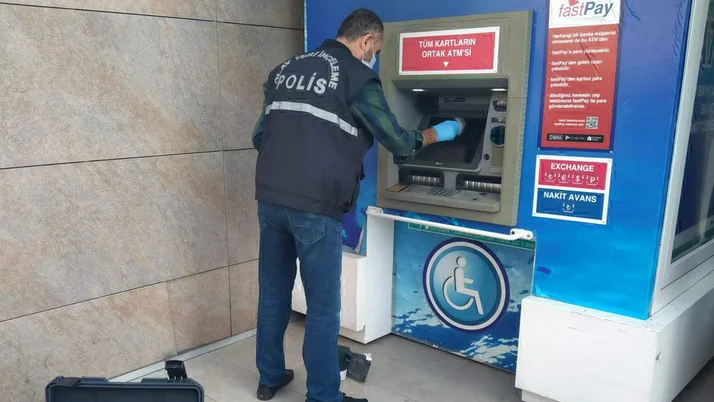 Para çekemeyince ATM'yi kırdı