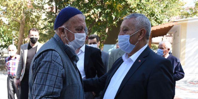 Başkan Zeybek,Cumhuriyet Mahallesi'ni ziyaret etti