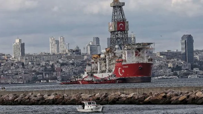 Karadeniz'e yola çıkacak! Kanuni sondaj gemisi Haydarpaşa Limanı'nda