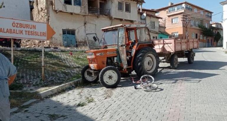 Traktörle çarpışan bisikletli çocuk yaralandı