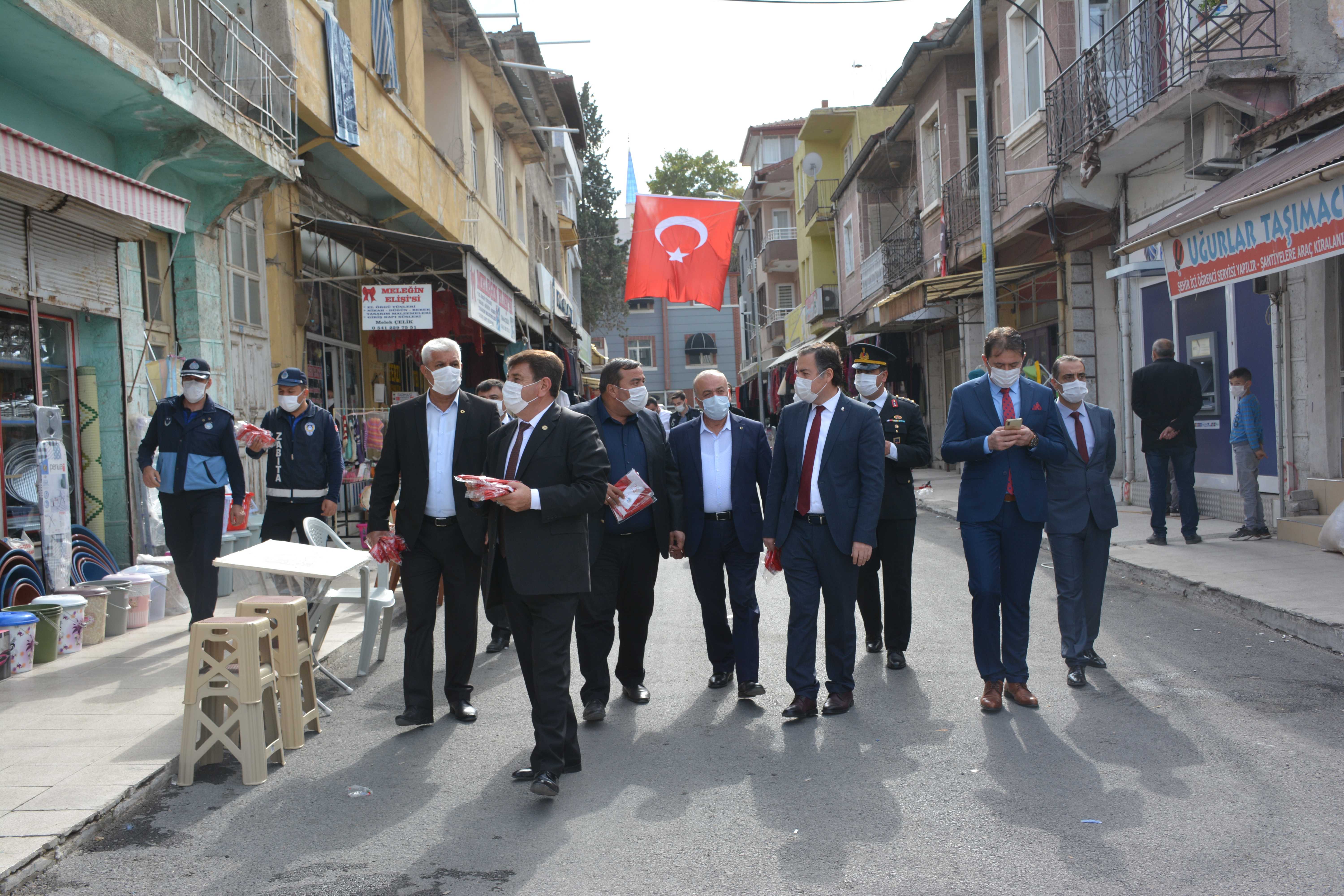 Dinar'da Esnaflara Türk bayrağı dağıtıldı