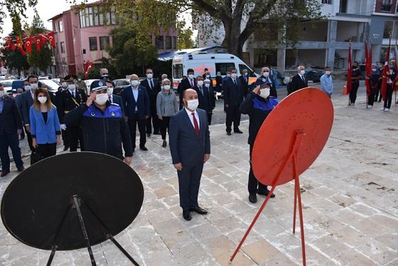 ATAMIZIN MANEVİ HUZURUNA ÇELENKLER SUNULDU